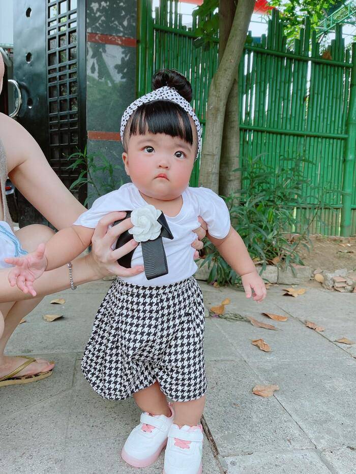 Con gái Mạc Văn Khoa đội tóc giả của bố như búp bê, tương lai mọc tóc sẽ rất xinh - 12