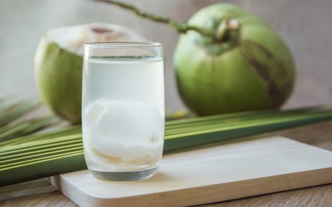 Vì sao nước dừa tốt cho sức khỏe nhưng một số thời điểm lại tuyệt đối tránh uống nước dừa? - 1