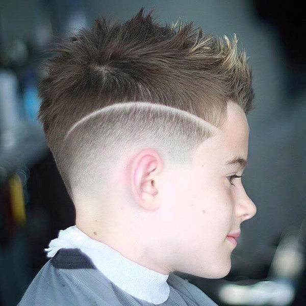 Nếu con trai của bạn đang muốn thay đổi phong cách tóc, hãy xem ngay bức ảnh về kiểu tóc undercut bé trai! Đây là một kiểu tóc phổ biến và thời thượng hiện nay. Với kiểu tóc này, bé trai của bạn sẽ trông rất sành điệu và thu hút mọi ánh nhìn.