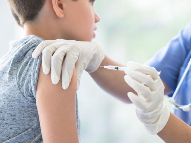 Trẻ em tiêm vắc-xin ngừa COVID-19 liệu có phản ứng phụ mạnh hơn hay ảnh hưởng tới não, sinh sản?