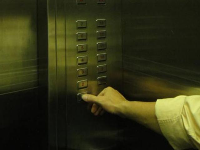Vụ án trong thang máy: Chàng trai mãi không trở ra, bạn gái ngã quỵ khi mở thang