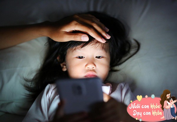 Trẻ ngủ muộn có thể làm chậm phát triển, không chỉ thấp còi mà còn giảm trí nhớ học tập