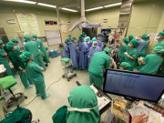 Sản phụ 31 tuần nhập viện, 30 y bác sĩ chen nhau vào phòng sinh đỡ đẻ