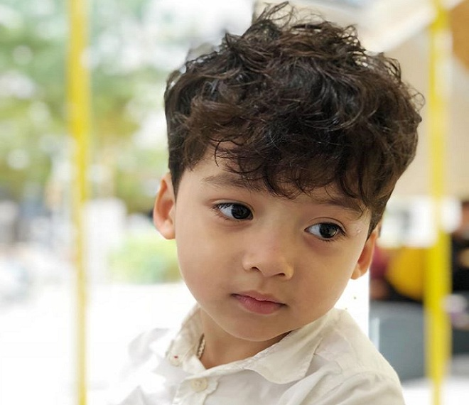 Kiểu tóc bé trai Hàn Quốc: Bé trai của bạn sẽ trông thật xinh xắn và đáng yêu với các kiểu tóc Hàn Quốc dành riêng cho bé trai. Hãy cùng xem ngay và tìm kiểu tóc mới cho bé để giúp bé tỏa sáng và trở nên thật đặc biệt nhé!