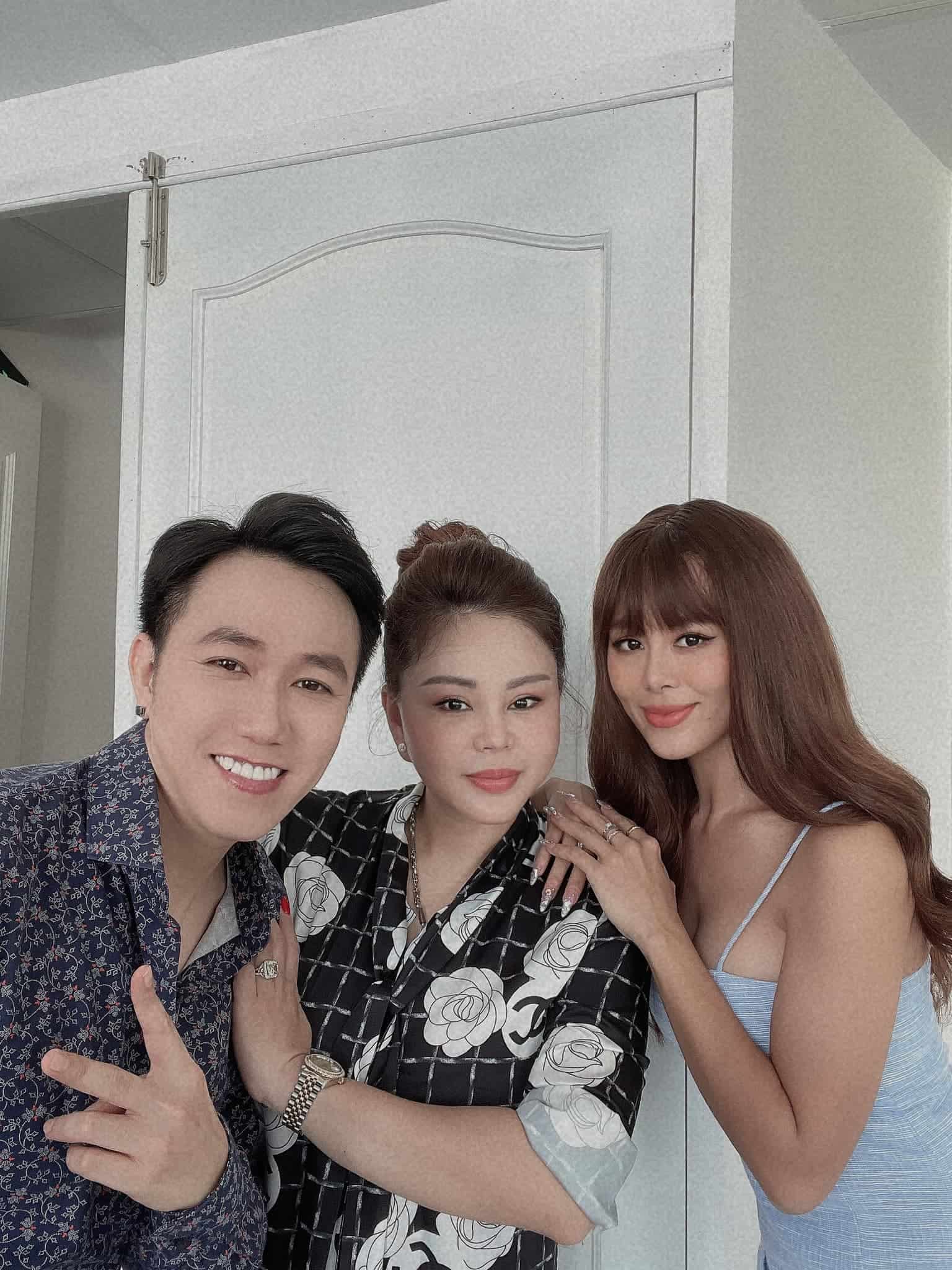 Khi Chị Em Dao Kéo Đọ Sắc: Lê Giang Trẻ Trung, Kiều Nữ Làng Hài Bị Chê Như  Chuyển Giới
