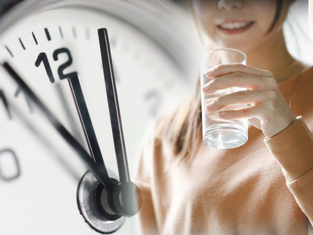 Một ngày uống 8 cốc nước giúp giảm cân, giải độc nhưng uống vào những lúc nào tốt nhất?