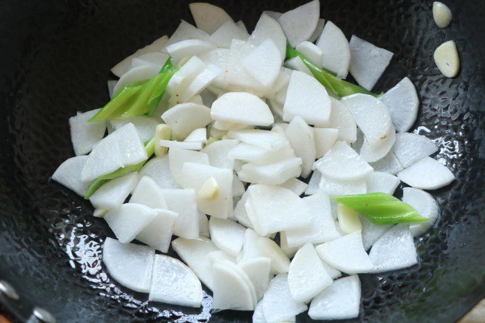 Cứ chê củ cải nhạt nhẽo, vợ đem xào thế này chẳng ai từ chối được - 6