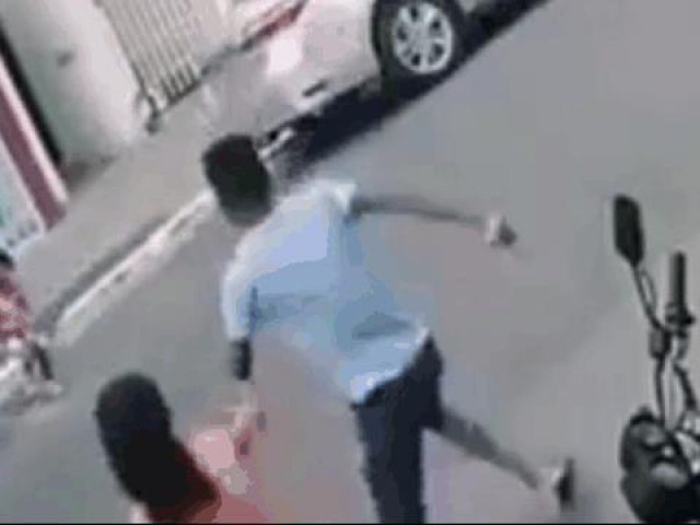 Người đàn ông phản ứng cực nhanh, cứu mạng bé gái trước đầu ô tô