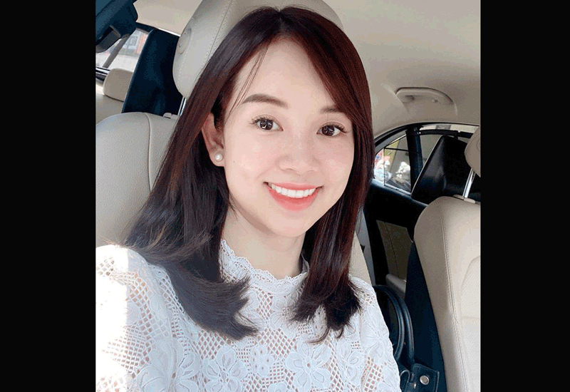 Ly Kute tên thật là Nguyễn Khánh Ly (sinh năm 1990) được biết đến khi tham gia series phim truyền hình đình đám giới trẻ một thời “Nhật ký Vàng Anh” và là một trong những hotgirl nổi tiếng đất Hà Thành.
