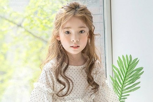 Tóc xoăn bé gái phong cách Hàn Quốc: Bạn có yêu thích phong cách Hàn Quốc? Nếu có, hãy cùng thử với kiểu tóc xoăn dễ thương theo phong cách Hàn Quốc cho bé gái. Bé sẽ trông thật đẹp và cuốn hút trong mắt mọi người.