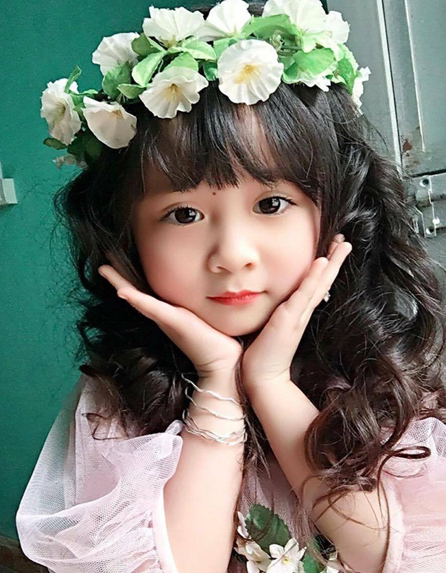 Tóc xoăn Hàn Quốc là xu hướng mới nhất trong thế giới của mẹ và bé. Hãy xem qua những hình ảnh dưới đây để tìm thấy những mẫu tóc xoăn đầy phong cách và tinh tế dành cho bé gái của bạn! Tóc xoăn Hàn Quốc không chỉ giúp bé thêm phần dễ thương mà còn là một lựa chọn tuyệt vời để tạo nên vẻ đẹp mới mẻ và hiện đại cho bé.