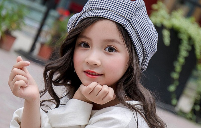Một mái tóc xoăn Hàn Quốc sẽ làm cho bé gái của bạn trông cực kỳ dễ thương và quyến rũ. Hãy xem ảnh để cảm nhận nét đẹp đáng yêu của kiểu tóc này cho bé gái nhà bạn.
