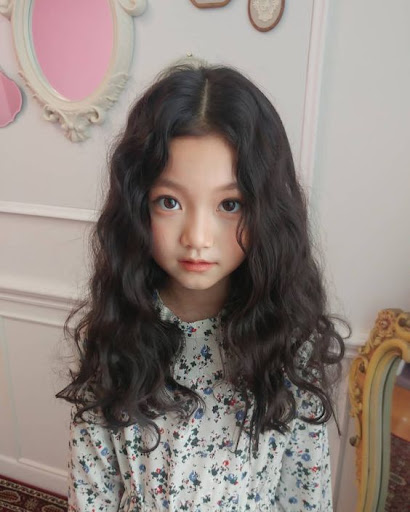 Với tóc xoăn, bé gái 7 tuổi sẽ trở thành công chúa xinh đẹp với mái tóc lấp lánh. Tóc xoăn giúp bé thêm tự tin và rạng rỡ. Hãy xem những hình ảnh đáng yêu này để tìm ý tưởng cắt tóc cho bé gái của bạn.