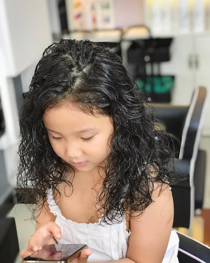 Nếu bạn mong muốn một phong cách tóc xoăn độc đáo hơn cho bé gái của mình, tóc xoăn phong cách Hàn Quốc là sự lựa chọn tuyệt vời. Nó không chỉ giúp tôn vinh vẻ đẹp Á Đông mà còn tạo nên nét hiện đại, thời thượng cho những cô bé thông minh và phong cách.
