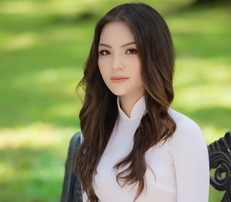 Vân Anh, người đẹp Hà Nội đang diện Việt Nam tham gia Hoa hậu Trái Đất được diễn ra online cùng với các thí sinh trên toàn thế giới.
