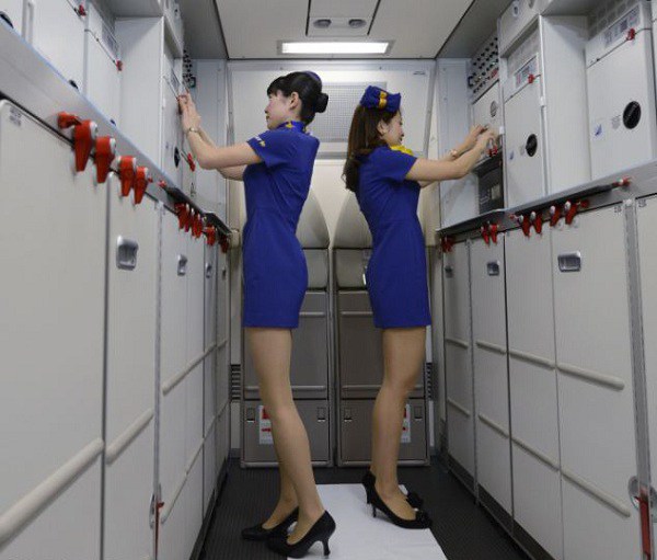 Đồng phục tiếp viên hàng không bị chỉ trích nhiều nhất: bộ ngắn cũn cỡn, thiết kế kém chất lượng - 3