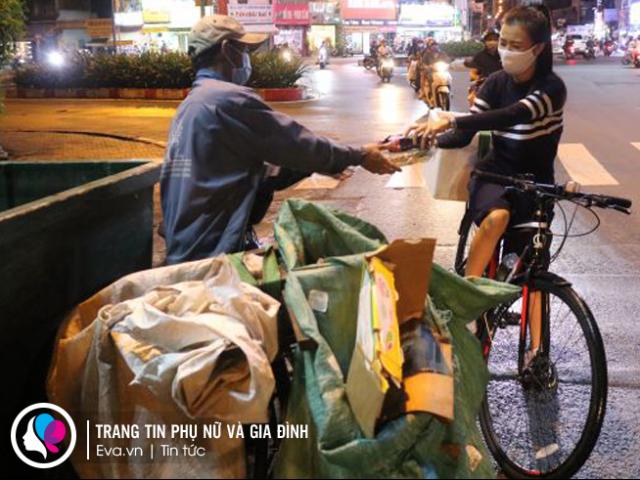Cô giáo mầm non Sài Gòn tưng tửng đạp xe giúp người nghèo, bỏ ngoài tai những lời can ngăn