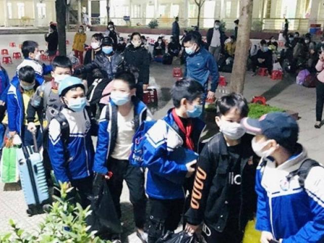 COVID-19 19/11: 3 học sinh dương tính, 122 bé tiểu học phải đi cách ly tập trung trong đêm lạnh