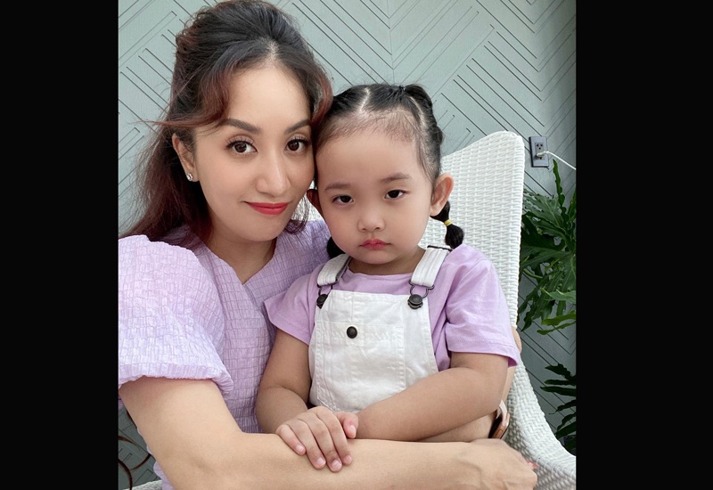 Sau khi con trai đầu lòng Kubi thuận lợi, Khánh Thi mang bầu con thứ 2 là một bé gái với Phan Hiển và hạ sinh thành công ở tuổi 37.
