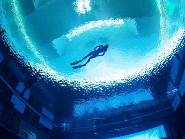 Hồ bơi sâu nhất thế giới có bối cảnh như phim trường ở Dubai