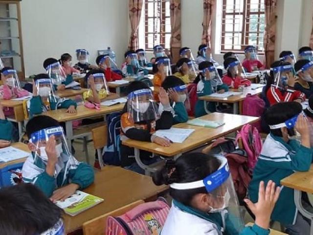 Chuyên gia cảnh báo việc học sinh đeo tấm chắn giọt bắn khi học rất hại mắt, phòng dịch kém