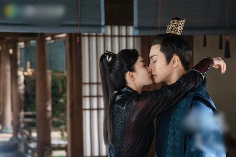 Trong ảnh, nụ hôn của Dương Mịch và Trần Vỹ Đình thiếu sự lãng mạn, mũi của hai người bị ép sát vào nhau như sắp "đổ gãy". 
