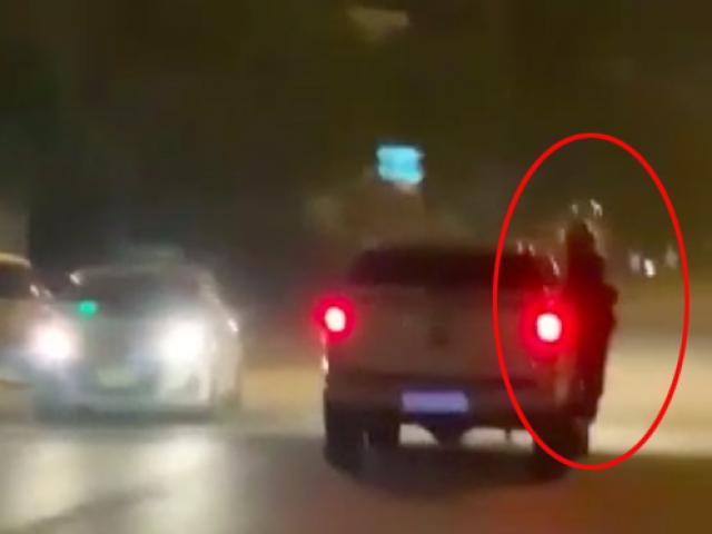 Đánh ghen giữa đêm như phim hành động: Vợ đu theo ô tô, cầm mũ bảo hiểm đập tiểu tam