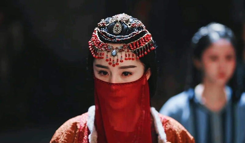 Tạo hình của Dương Mịch nhận được nhiều khen ngợi hơn khi mặc trang phục dị vực. 2 bộ trang phục đỏ và trắng, cùng với mạng che mặt đưa tới cảm giác bí ẩn. 
