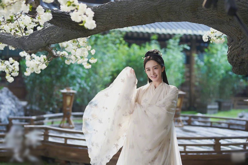 Hải Thị trong bộ trang phục trắng, tóc dài nữ tính ở cảnh phim này không chỉ khiến Phương Chư ngơ ngẩn mà còn khiến khán giả "đổ rầm rầm".
