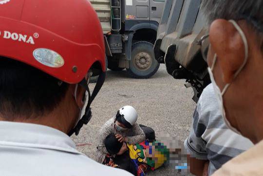 Tin tức 24h: Tai nạn thương tâm trên Quốc lộ, người thân gục khóc bên thi thể nạn nhân - 1