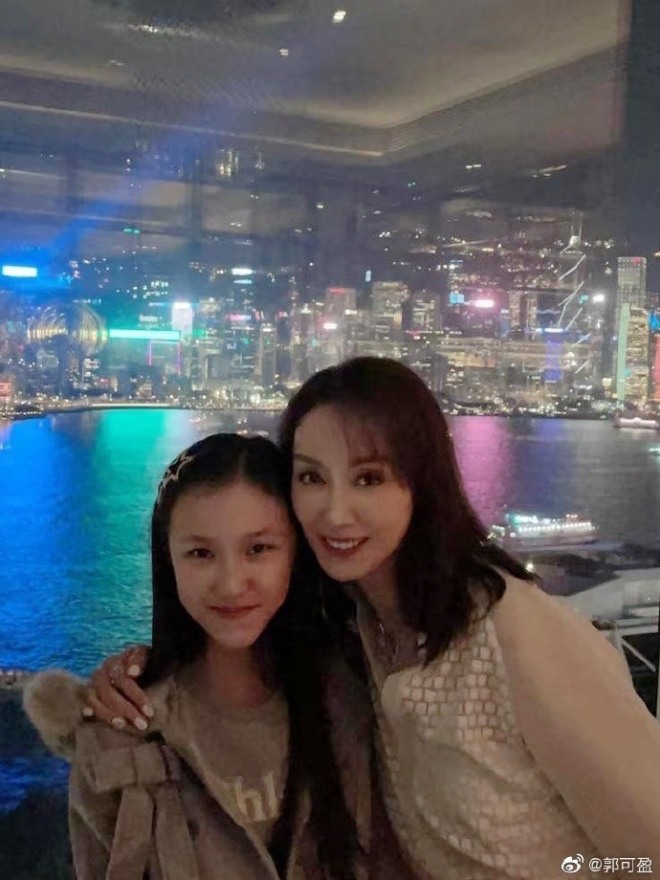 Hoa đán TVB khoe ảnh sinh nhật U60, con gái 11 tuổi đánh cắp sự chú ý của mẹ đẻ - 8