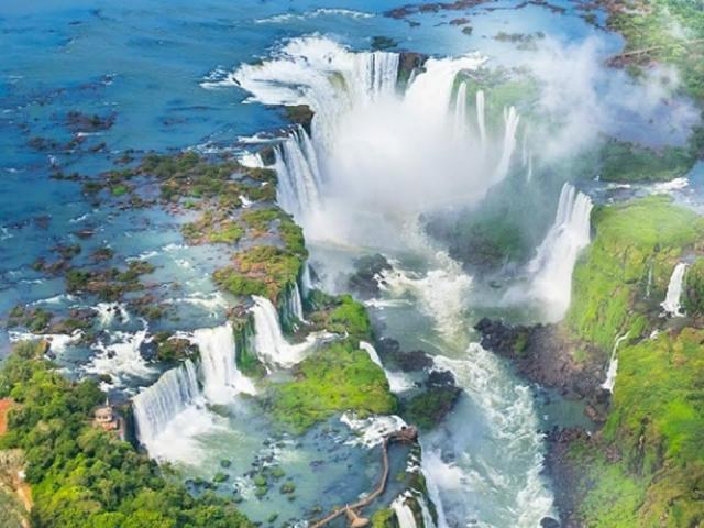 Vẻ đẹp hùng vĩ của thác nước Iguazu tại Brazil