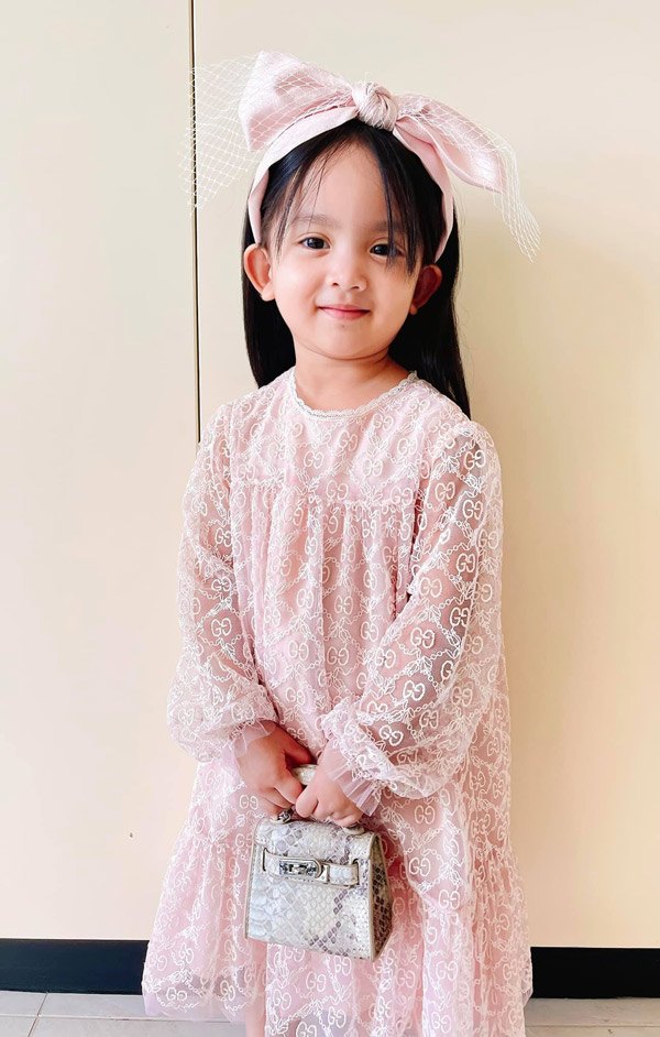Con gái Đỗ Mạnh Cường 2 tuổi diện váy xuyên thấu, ngoài đồ của bố, cô bé chỉ diện đồ hàng hiệu - 1