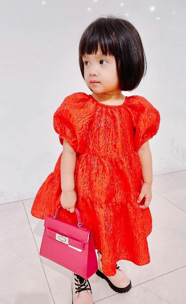 Con gái 2 tuổi của Đỗ Mạnh Cường diện váy xuyên thấu, ngoài đồ của bố, cô bé chỉ diện đồ hàng hiệu - 3