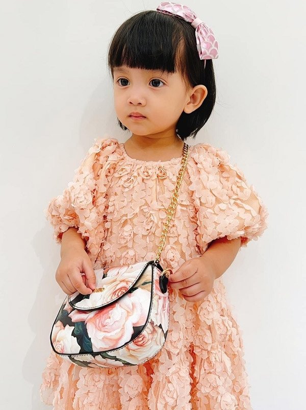 Con gái 2 tuổi của Đỗ Mạnh Cường diện váy xuyên thấu, ngoài đồ của bố, cô bé chỉ diện đồ hàng hiệu - 2
