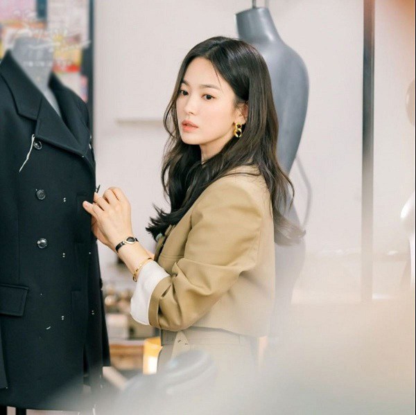 Diện trang phục công sở sang chảnh trong phim mới, Song Hye Kyo gây sốt vì phong cách đẹp tựa nữ thần - vòng 3
