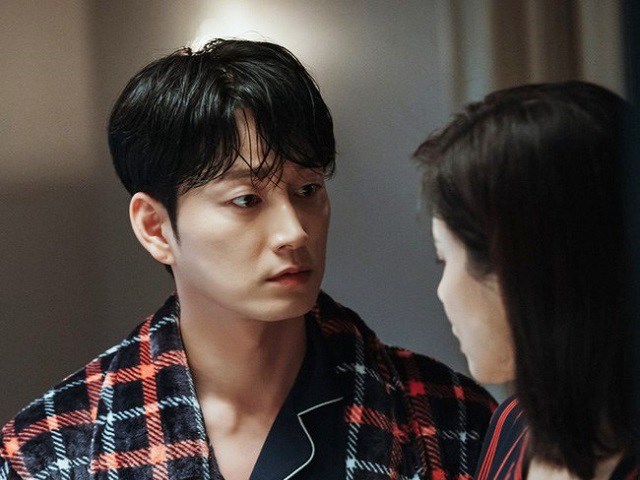 Về ra mắt bạn trai để ngủ một mình, nửa đêm tôi suýt ngất khi nhìn vào phòng mẹ anh