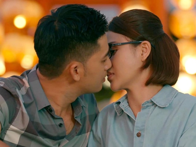Cận cảnh nụ hôn mất mồm của Lương Thu Trang - Bảo Anh, nữ chính ngượng không dám nhìn ai