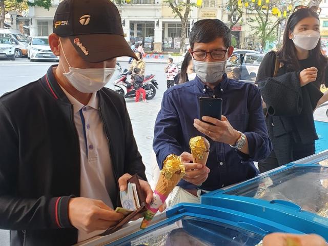 Xuất hiện kem dát vàng gây sốt giới trẻ Hà Nội, giá chát vẫn xếp hàng ăn thử