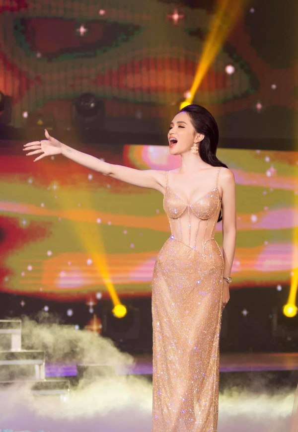 Kim Duyên cắt váy Hương Giang mang đến Miss Universe 2021 - 4