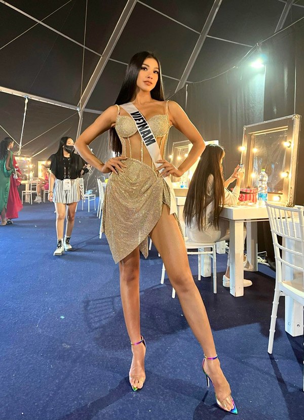 Kim Duyên cắt váy Hương Giang mang đến Miss Universe 2021 - 2