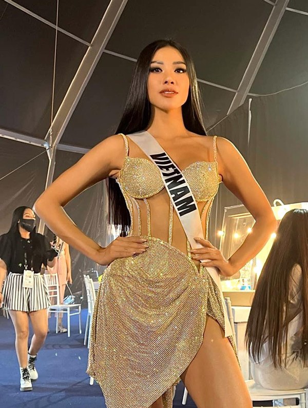 Kim Duyên cắt váy Hương Giang để mang đến Miss Universe 2021 - 1