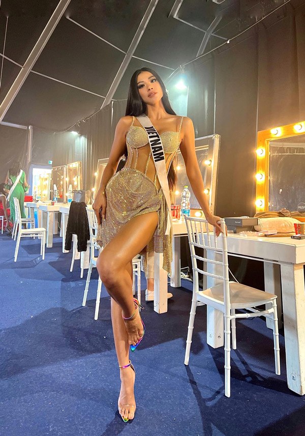 Kim Duyên cắt váy Hương Giang mang đến Miss Universe 2021 - 3