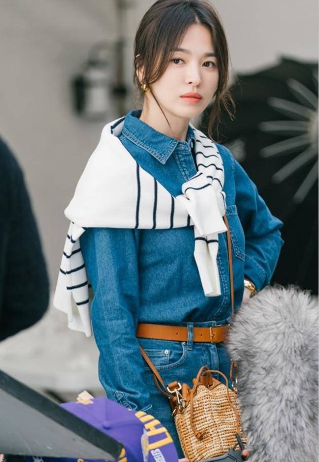 Những mẫu áo khoác Song Hye Kyo diện trong phim mới nhanh chóng được mua sạch - 5