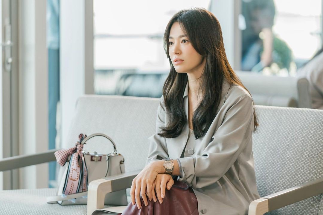 Những mẫu áo khoác Song Hye Kyo diện trong phim mới nhanh chóng được mua sạch - 3