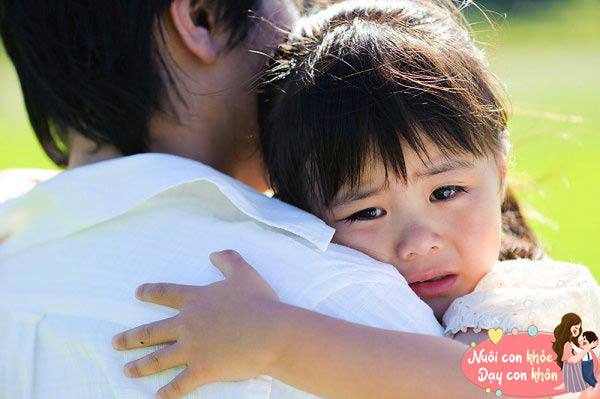 Vì sao trẻ bị la mắng vẫn muốn ôm mẹ? Biết được lý do mẹ có thể sẽ hối hận