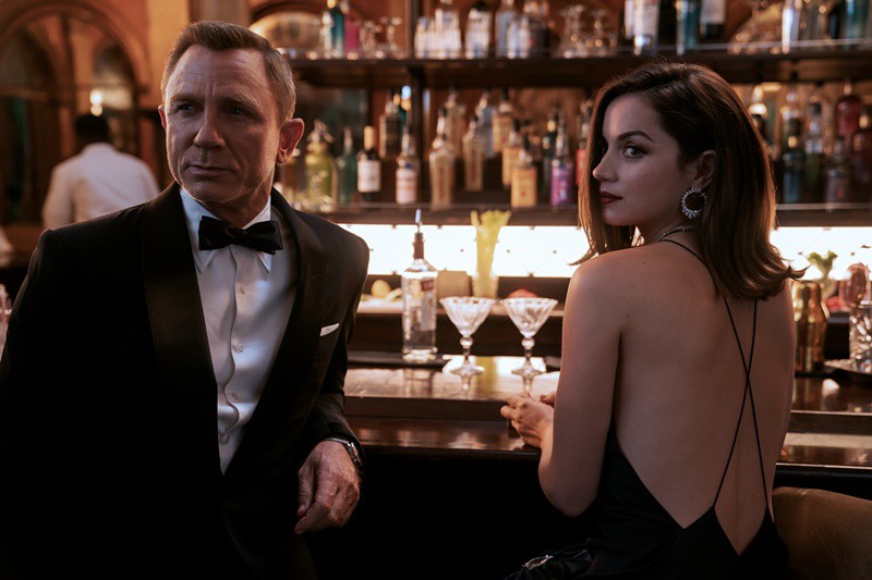 Màn trình diễn của Ana de Armas trong Không Phải Lúc Chết đã thuyết phục khán giả. Trong phim, cô vào vai đặc vụ CIA tên Paloma, được giới thiệu khi James Bond đến Cuba trong quá trình thâm nhập vào bữa tiệc do Spectre tổ chức.
