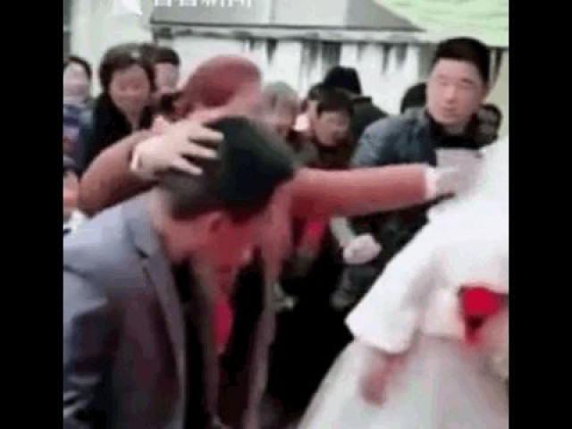 Bị dúi đầu xuống bắt làm lễ, cô dâu ném hoa cưới rồi định bỏ về