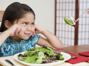 Ai cũng nghĩ dụ trẻ ăn nhiều rau là tốt nhưng ăn rau kiểu này chỉ hại đủ đường