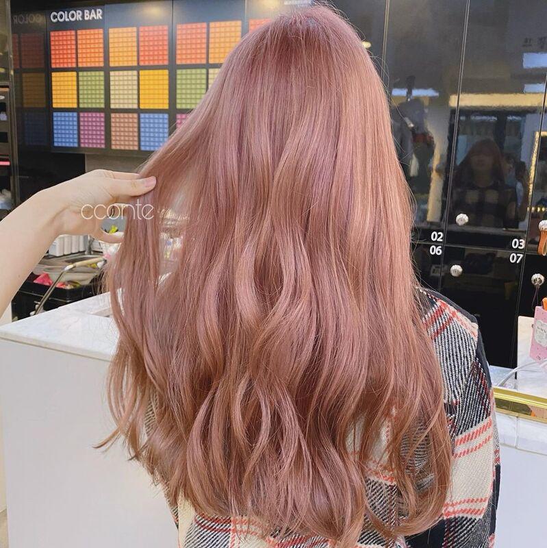 Nhuộm tóc màu nâu hồng là một sự lựa chọn tuyệt vời để tô điểm cho mái tóc của bạn. Với màu sắc ấn tượng này, bạn sẽ chắc chắn thu hút được sự chú ý của mọi người. Hãy xem hình ảnh liên quan để cảm nhận sự tươi trẻ và nữ tính của màu nâu hồng trên tóc.